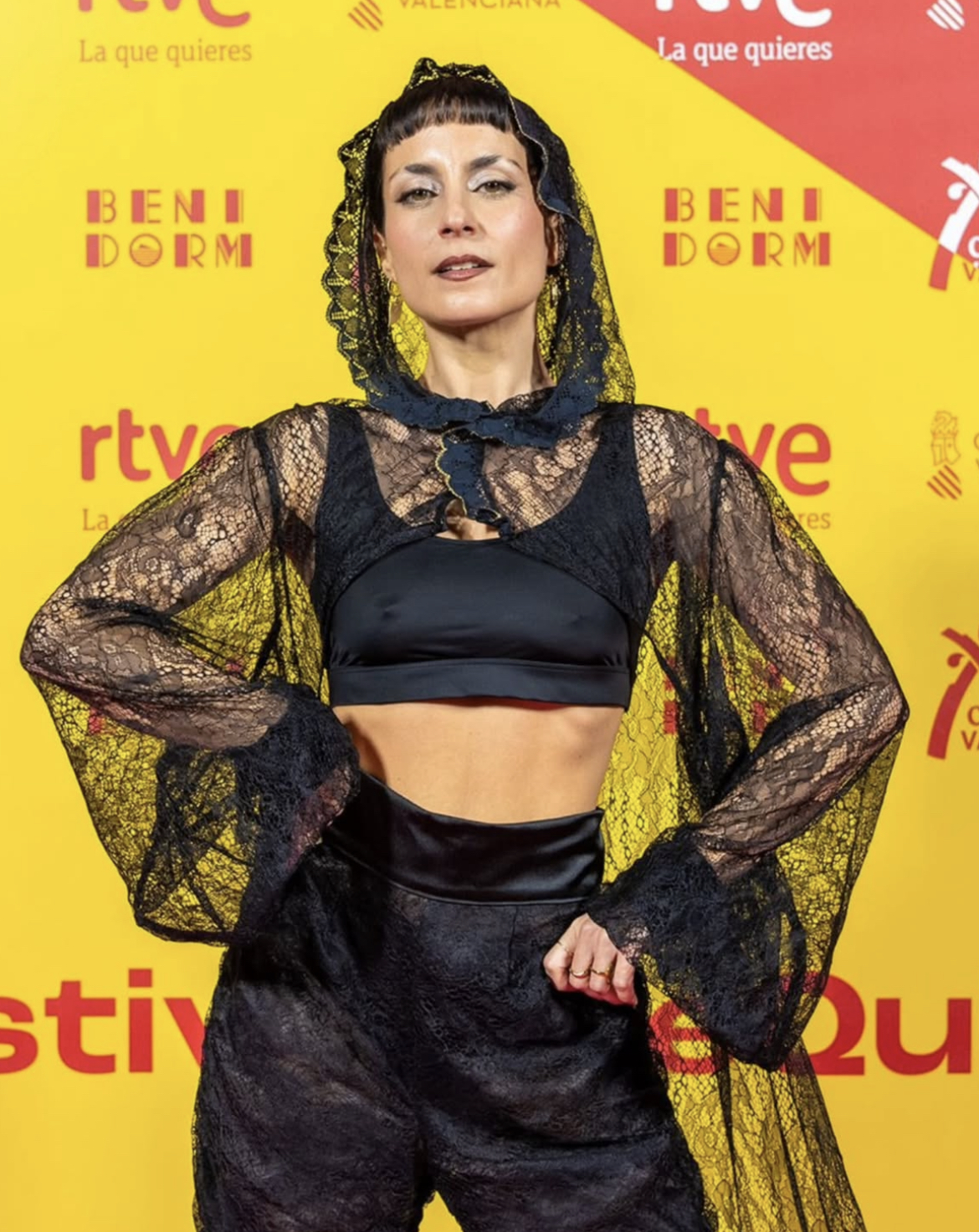 Rosalinda Galán luciendo mantilla y pantalón Haram de Xaneiro